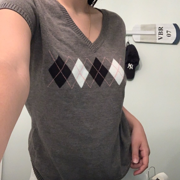 Cute 90s sweater vest🖤 - Picture 3 of 3